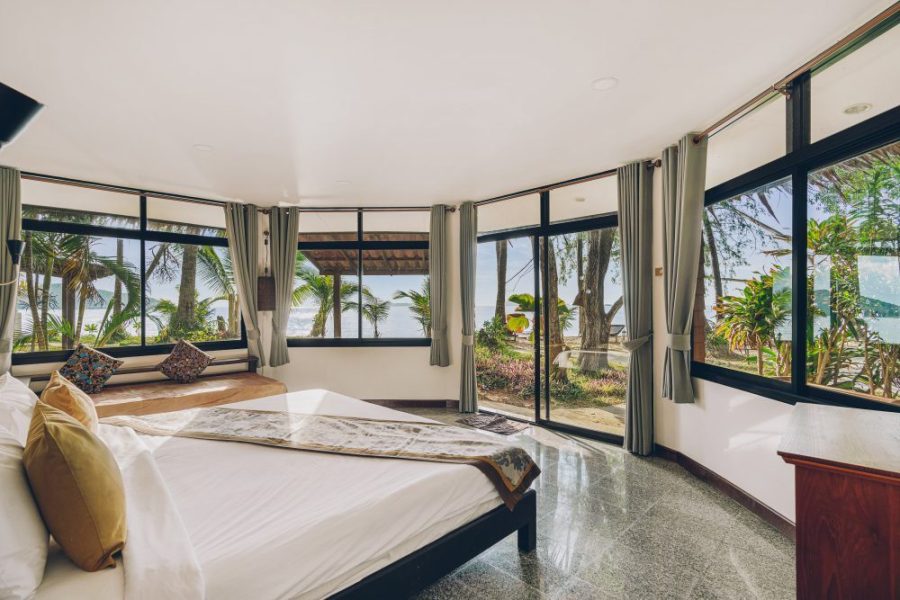 Beachfront-Bungalow.jpg
